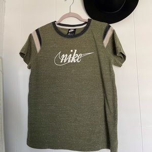 🤍SOLD Nike Olive Vintage Short Sleeve Tee Logo